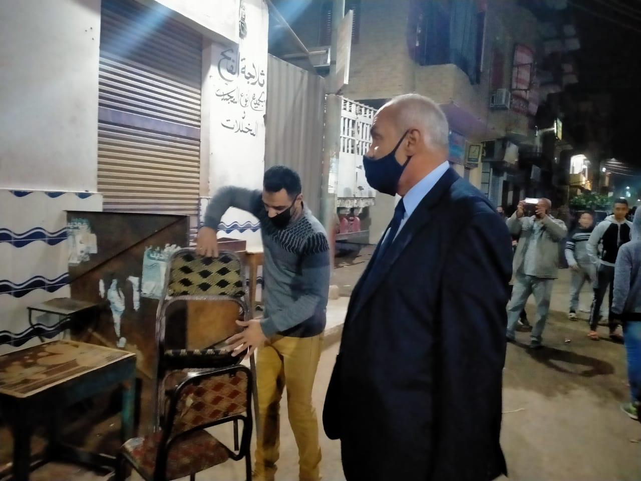 جانب من غلق المقاهى المخالفة بمدينة القرنة