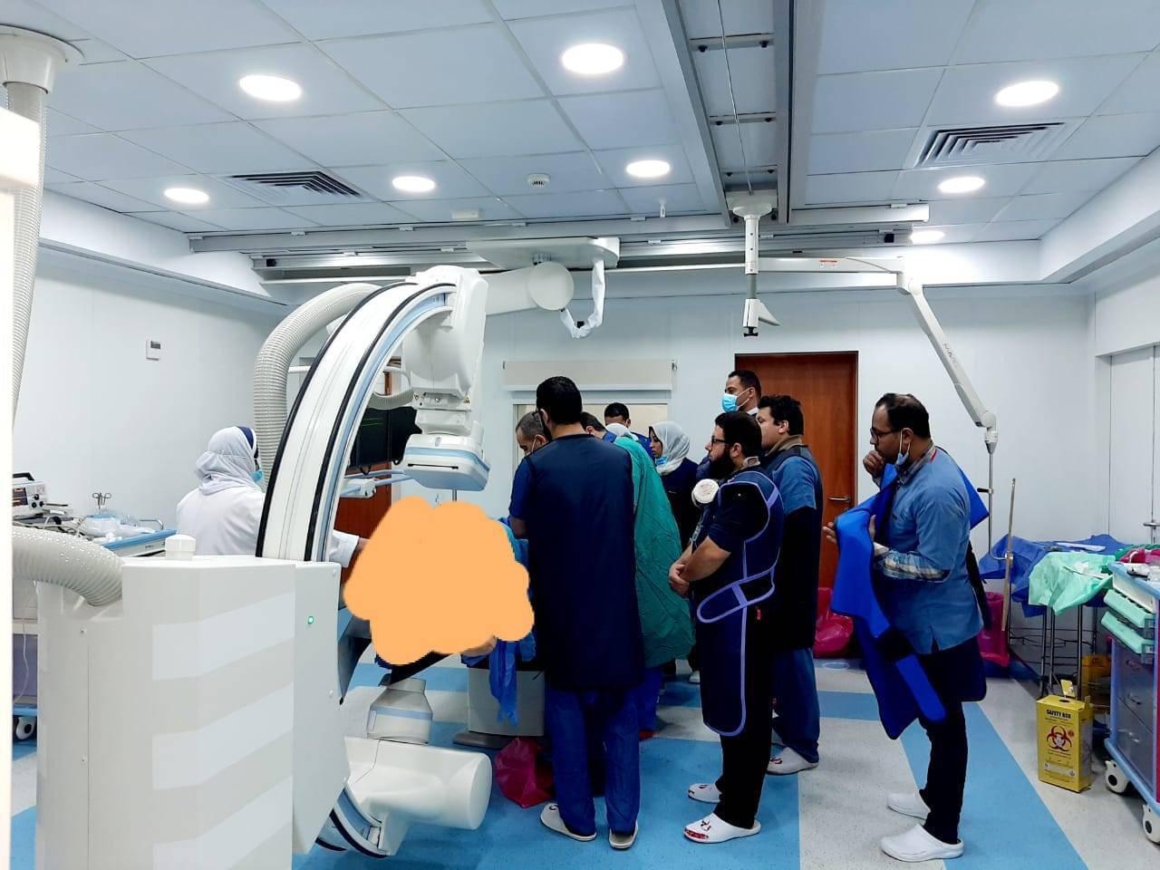 الأطباء خلال إجراء إحدى العمليات الجراحية