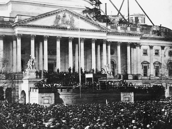الحشود أمام الكابيتول عندما أدى أبراهام لنكولن اليمين عام 1861