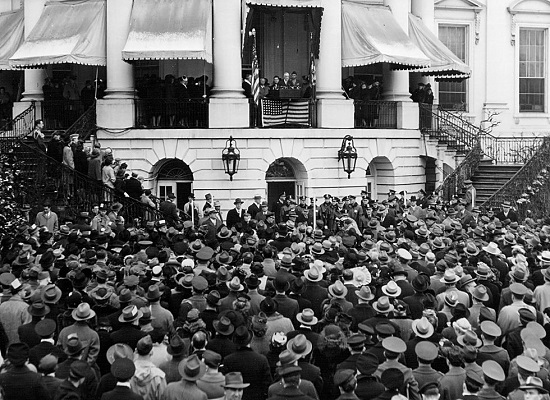 روزفلت يؤدي اليمين الدستورية في فترة ولايته الرابعة خلال الحرب العالمية الثانية