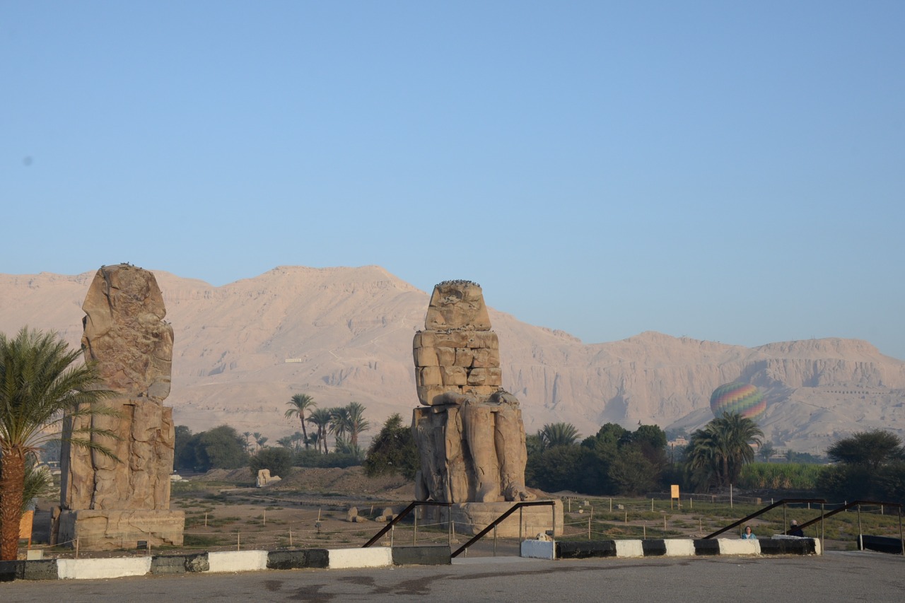 تمثالا ممنون أعظم الآثار الفرعونية القديمة على يمين الطريق المؤدى بمعابد البر الغربى بالمحافظة
