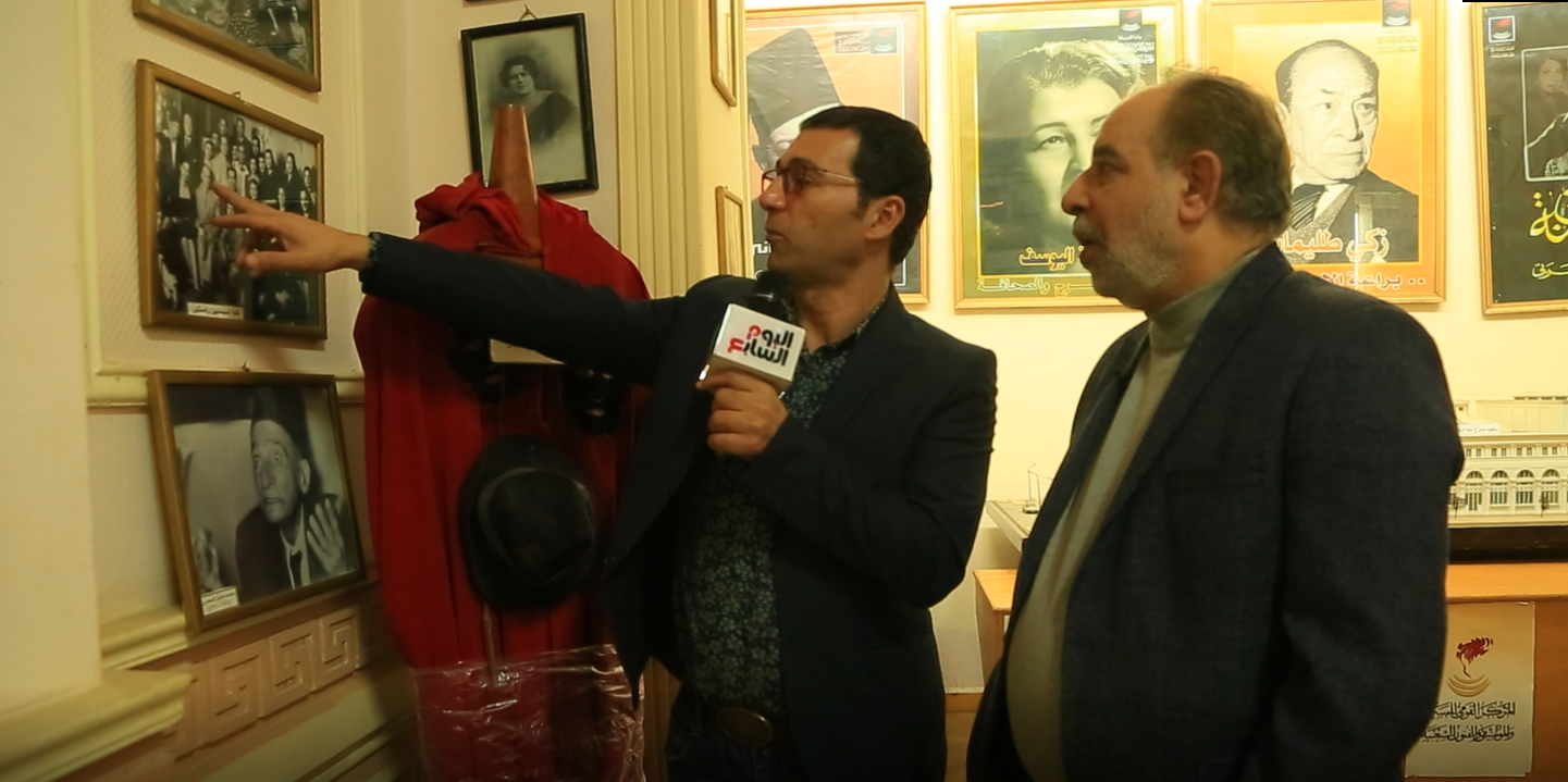 الفنان ياسر صادق مع الزميل جمال عبد الناصر داخل المتحف