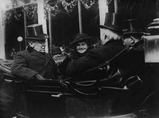 رافق ويلسون في حفل تنصيبه الثاني عام 1917  زوجته الجديدة إديث