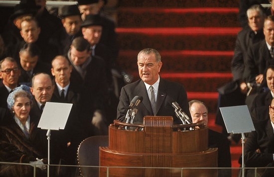 أدى ليندون جونسون اليمين كرئيس بعد اغتيال جون كنيدي عام 1963