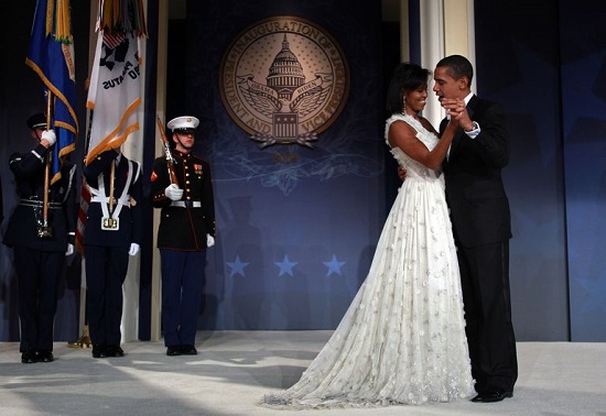 باراك أوباما وزوجته على حلبة الرقص في حفل الافتتاح في عام 2009.