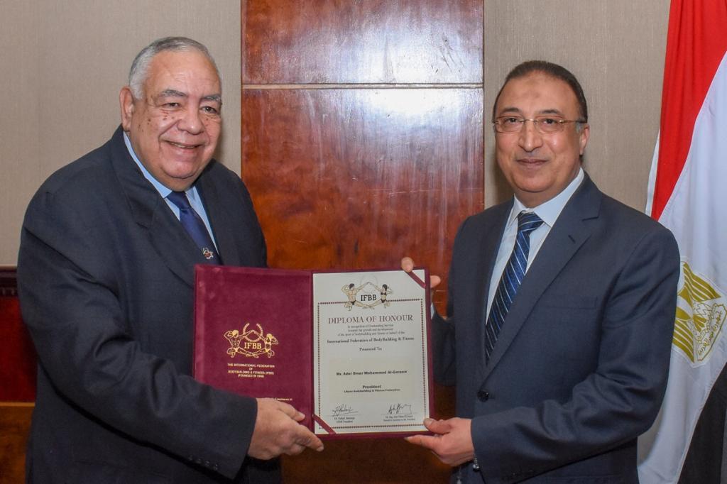 محافظ الاسكندرية يسلم رئيس الاتحاد شهادة التقدير