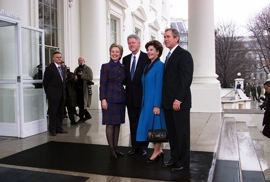 آل كلينتون مع لورا وجورج دبليو بوش في حفل تنصيب الأخير عام 2001