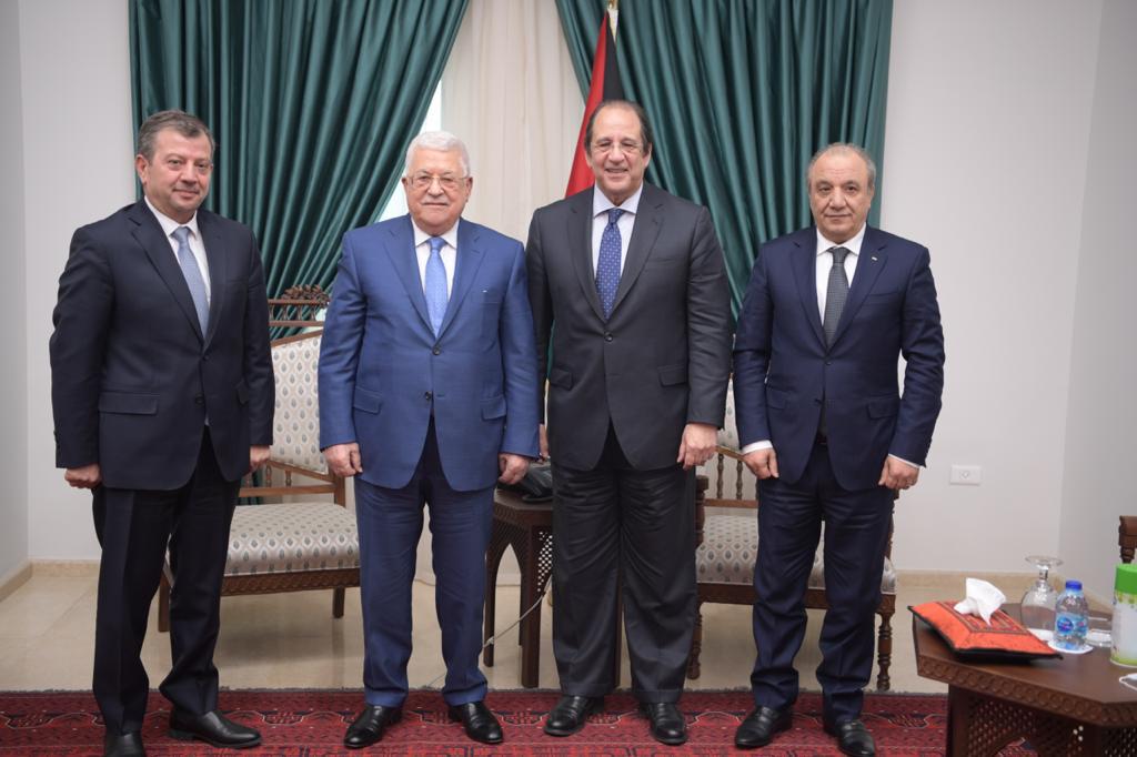 الوزير عباس كامل مع الرئيس الفلسطينى