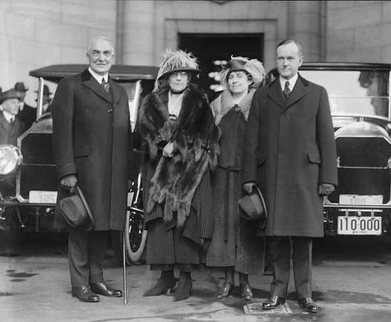 الرئيس هاردينغ (أقصى اليسار) تنضم إليه زوجته فلورنس  ونائبه وزوجته عام 1921