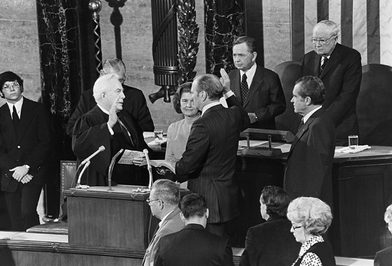 أدى فورد اليمين الدستورية بالبيت الأبيض مع زوجته والرئيس السابق نيكسون