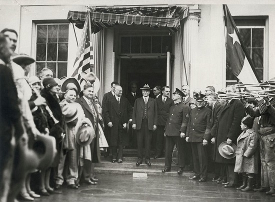 يرحب الرئيس هوفر بالجمهور في حديقة البيت الأبيض عام 1929