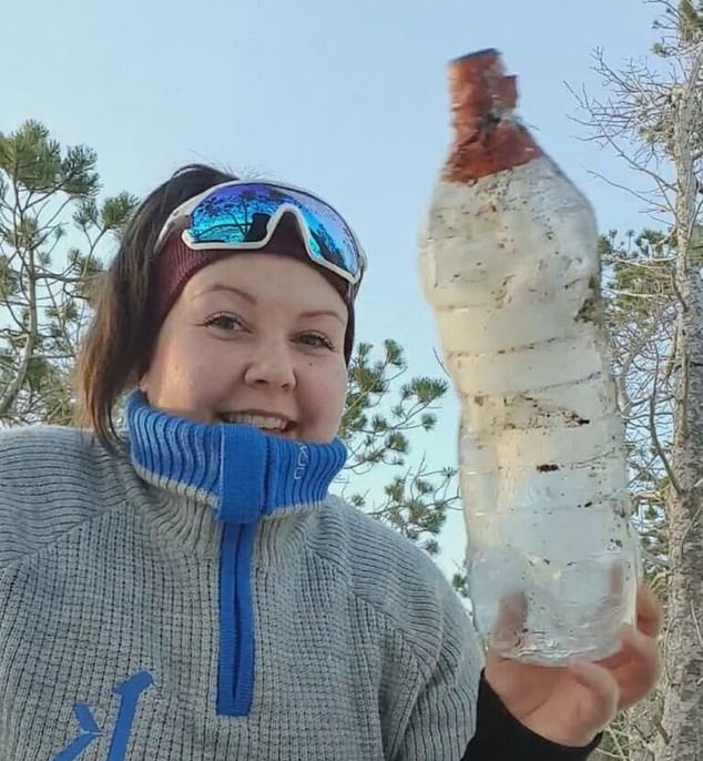 فتاة تعثر على رسالة داخل زجاجة منذ 16 عاما  على شط البحر وتتواصل مع أصحابها في النرويج..  (1)