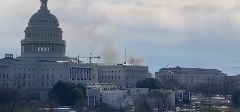 دخان يتصاعد من مبنى الكونجرس