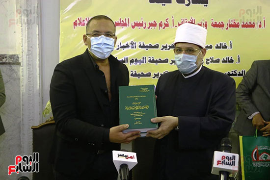 وزير الاوقاف يهدى موسوعة الثقافة الاسلامية لرئيس التحرير خالد صلاح