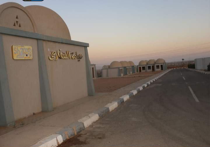 محافظ جنوب سيناء أثناء تفقد عيادات السفارى الهجن (2)