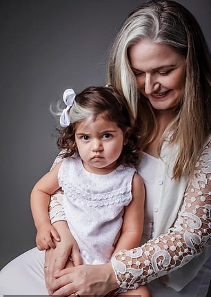 طفلة برازيلية بخصلة بيضاء في شعرها (3)