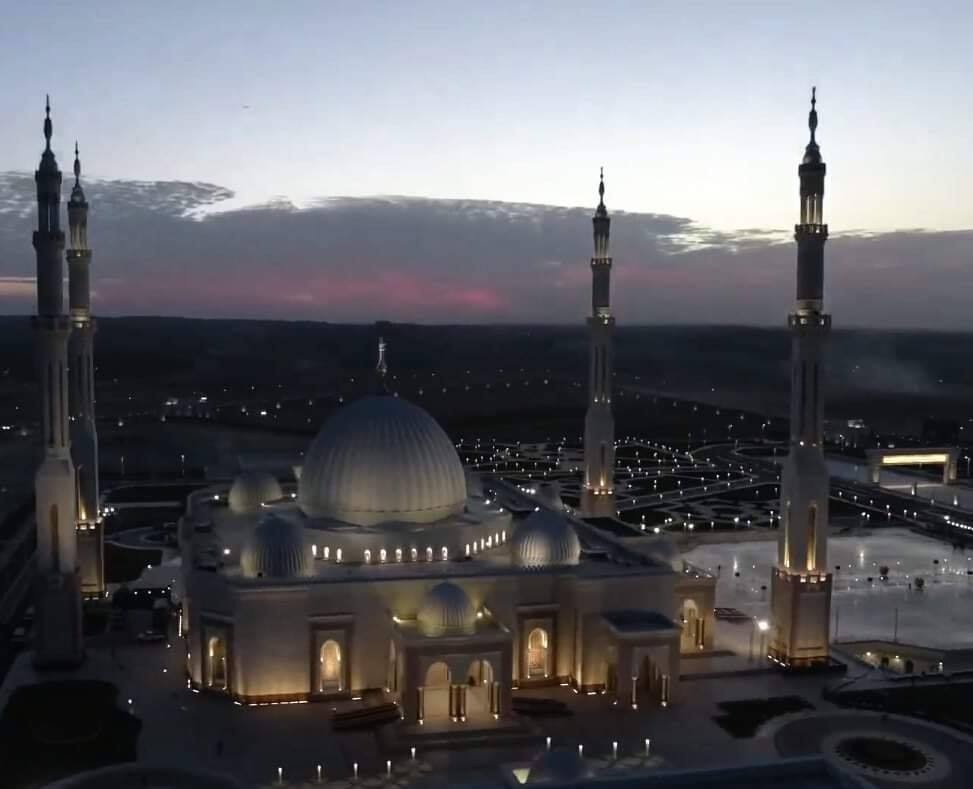 مسجد الفتاح العليم فى صورة نهارية