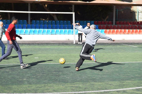 رئيس جامعة سوهاج يشارك بمباراة افتتاحية لمعسكر كرة القدم  (6)