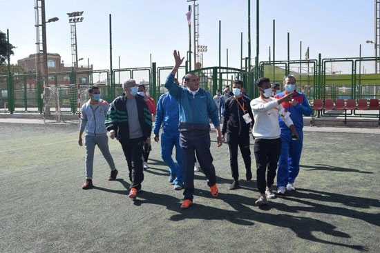 رئيس جامعة سوهاج يشارك بمباراة افتتاحية لمعسكر كرة القدم  (3)