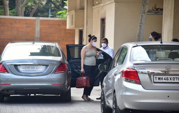 كارينا كابور تخطف الأنظار خلال جولتها في مومباي أثناء الشهور الأخيرة من الحمل