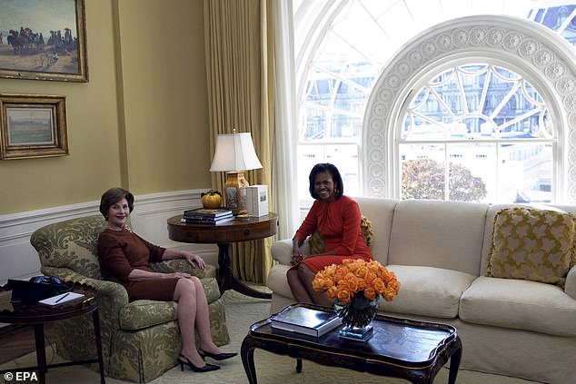 لورا بوش برفقة السيدة الأولى القادمة ميشيل أوباما في البيت الأبيض نوفمبر 2008