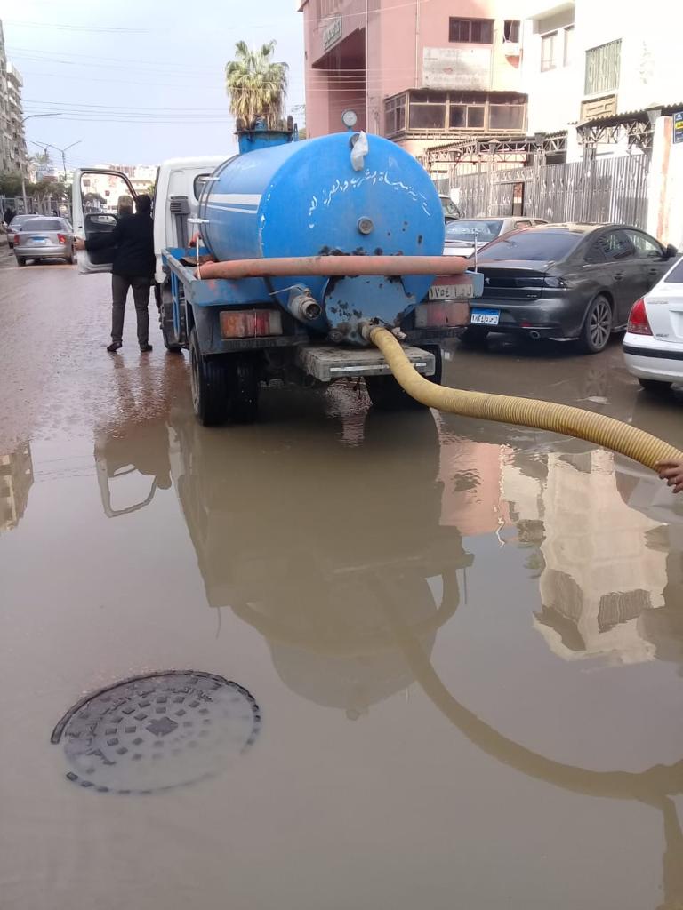 رفع مياه الامطار بشوارع مدينة كفر الشيخ