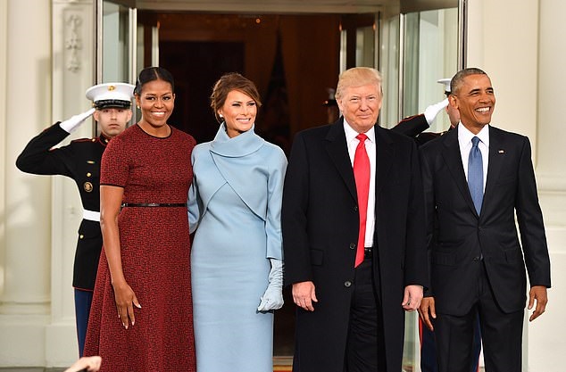 ميشيل أوباما وميلانيا ترامب خلال جولة البيت الأبيض فور تولى ترامب