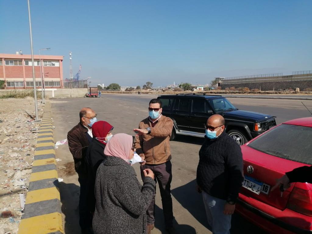 نائب محافظ بورسعيد خلال تفقده محيط منفذ النصر الجمركي (1)