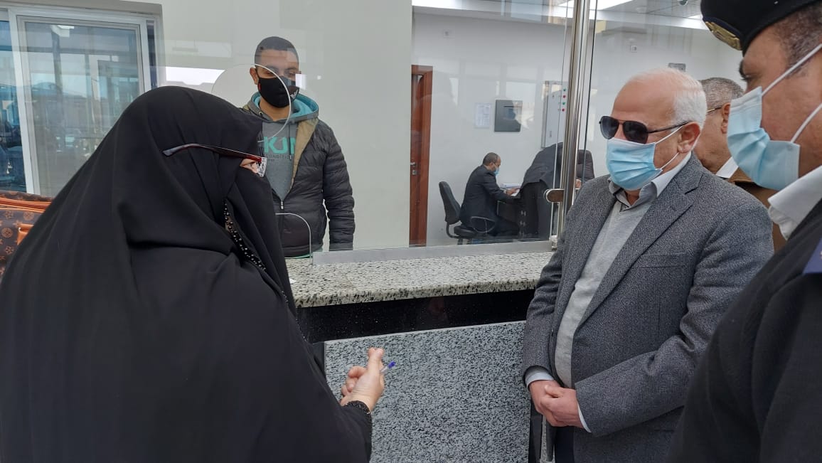 محافظ بورسعيد ولقاء مع إحدى المواطنين