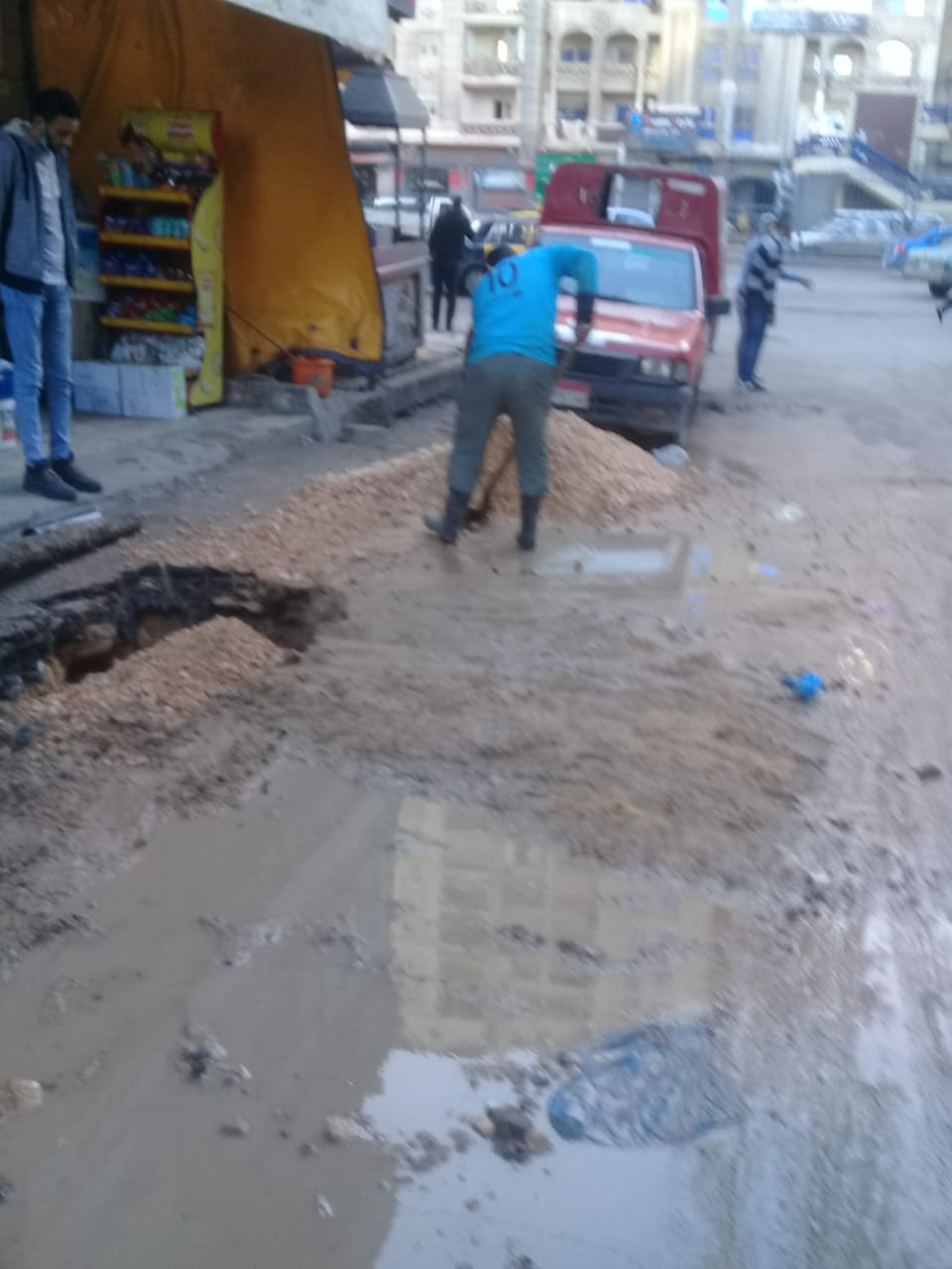 جانب من إصلاح كسر ماسورة مياه فى الاسكندرية (2)
