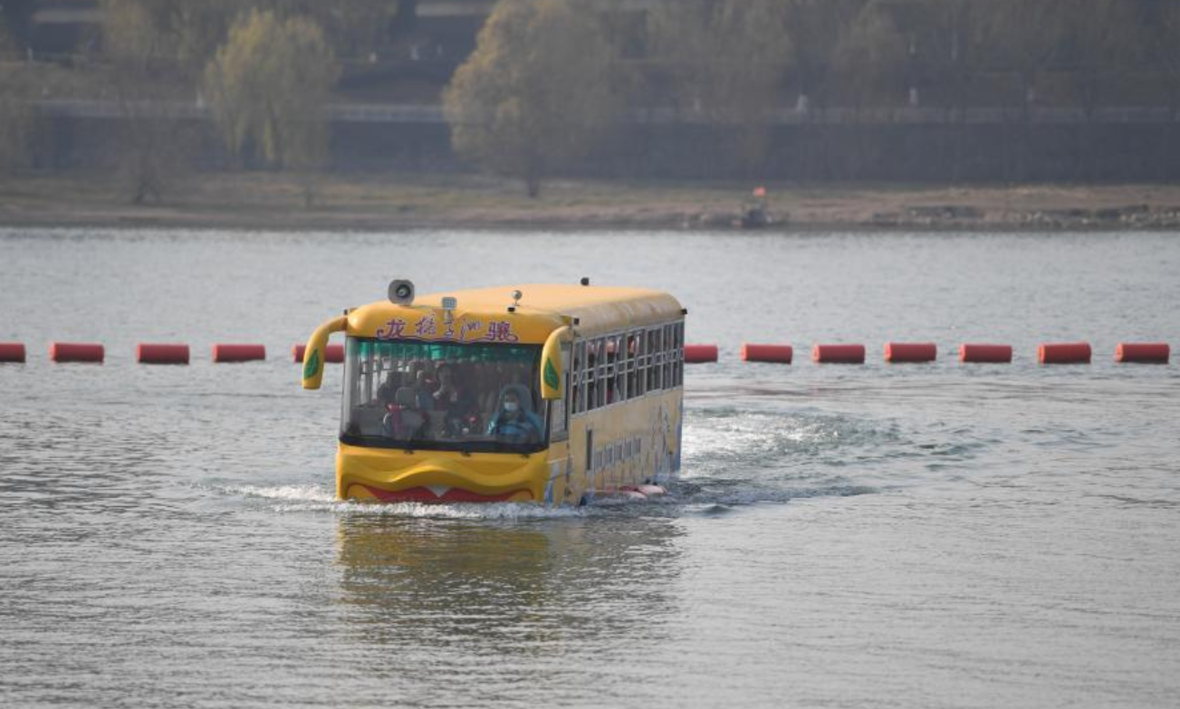 الحافلة فى الماء