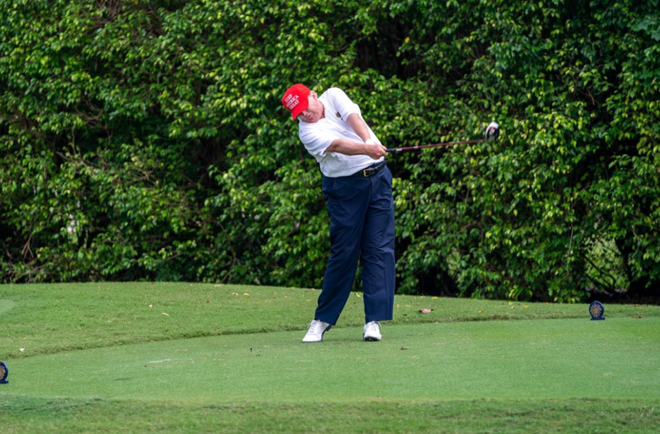 ترامب يلعب الجولف