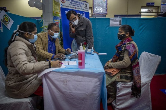 في دلهي تجرى عملية التطعيم في 3 مستشفيات