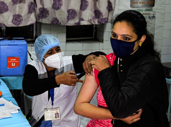 وزير الصحة أكد أن مواقع التطعيم تلتزم ببروتوكولات التشغيل القياسية