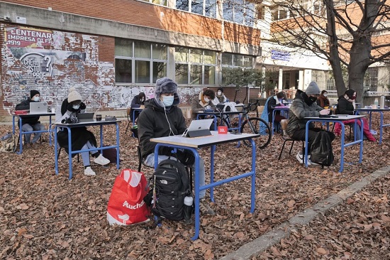 طلاب إيطاليين يطالبون السلطات بالعودة إلى الفصول الدراسية