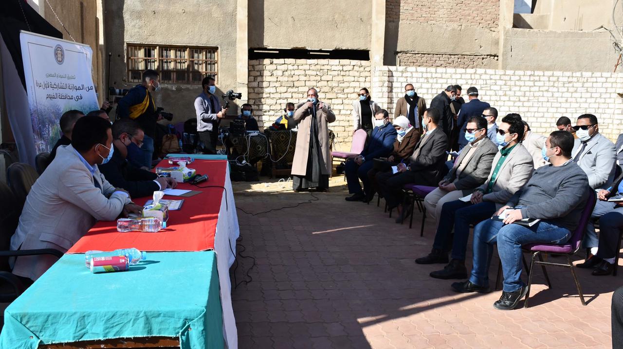 محافظ الفيوم يعقد حوار مجتمعي مع أهالي قرى مركز إطسا  (3)
