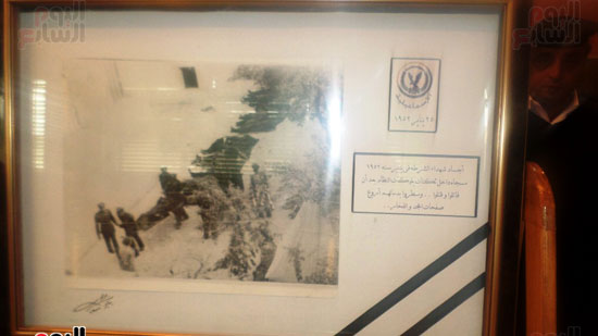 خروج شهداء الشرطة من المبنى بعد المعركة خروج شهداء الشرطة من المبنى بعد المعركة