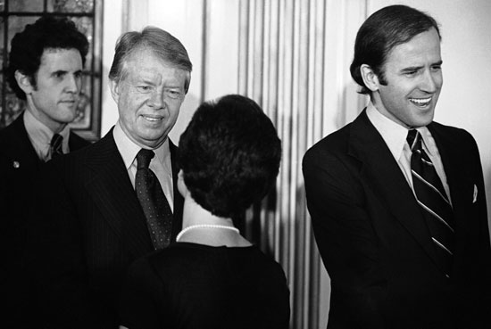 بايدن-مع-الرئيس-جيمى-كارتر-عام-1987