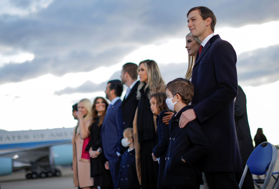 عائلة ترامب تصطف فى انتظار الرئيس وزوجته