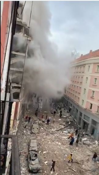 اللحظات الأولى بعد وقوع انفجار ضخم في العاصمة الإسبانية