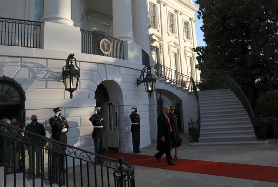 ترامب وزوجته ميلانيا يغادران البيت الأبيض