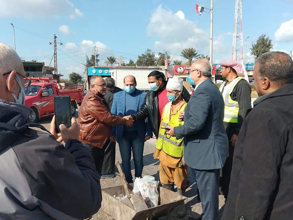 رئيس مدينة بلبيس يكرم عامل نظافة لإخلاصه بشهادة تقدير ومبلغ مالى  (3)