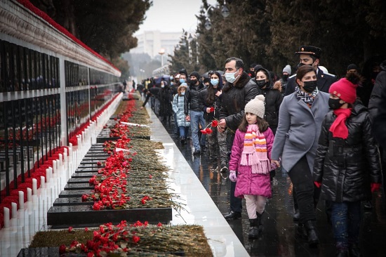 مراسم إحياء ذكرى في مقبرة الشهداء أثناء تفكك الاتحاد السوفيتي