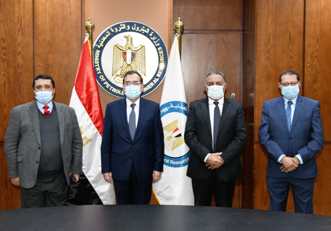 وزير البترول والثروة المعدنية عقب التوقيع مع ميداف المصرية