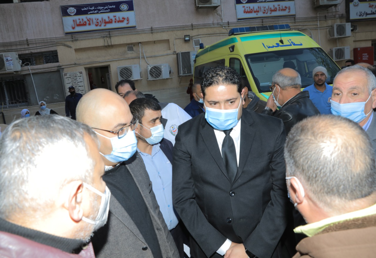 نائب محافظ بنى سويف يتابع مصابى حادث الصحراوى الشرقى بالمستشفى الجامعى (4)