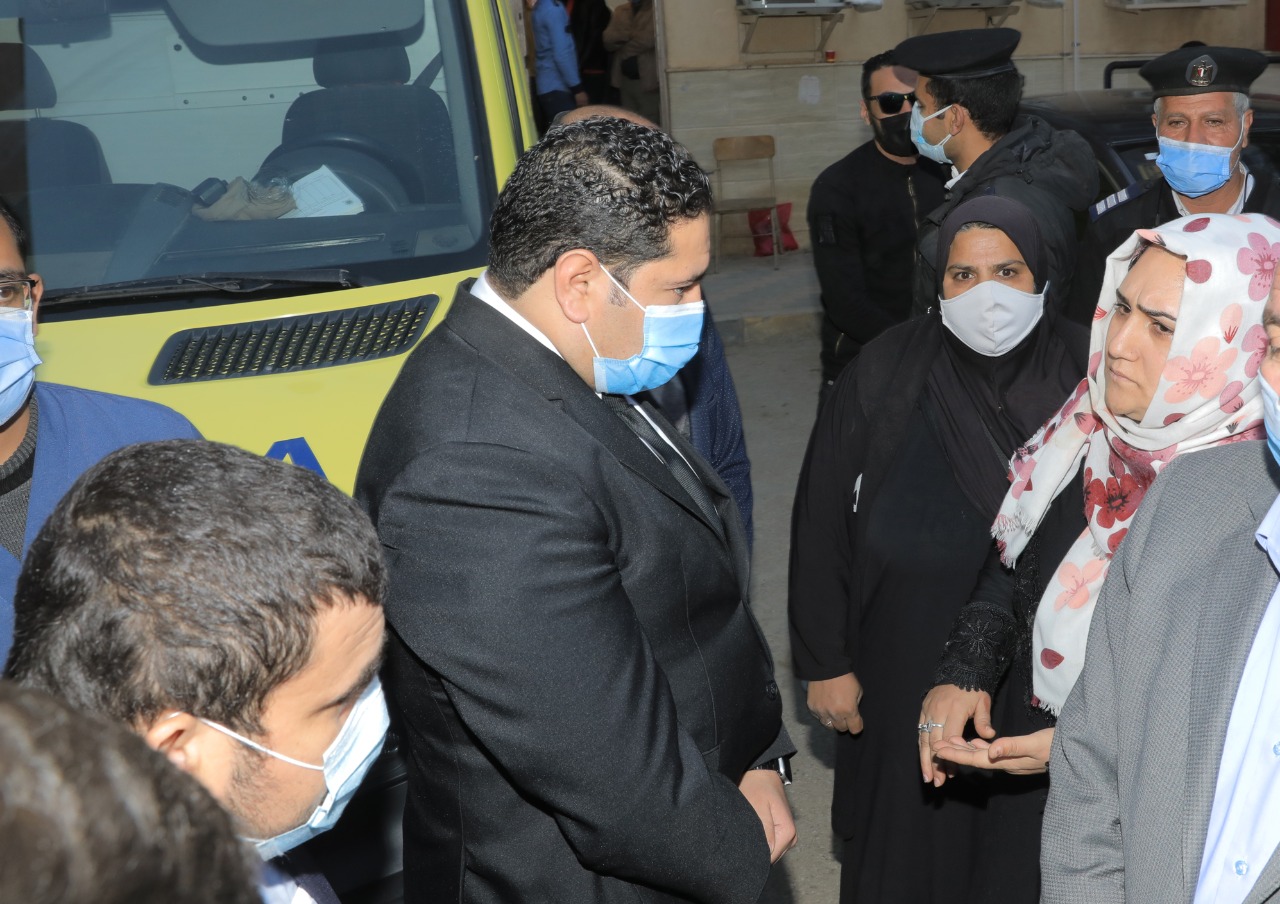 نائب محافظ بنى سويف يتابع مصابى حادث الصحراوى الشرقى بالمستشفى الجامعى (3)