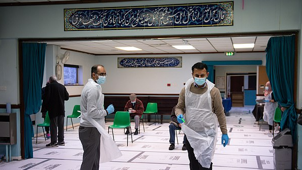 تلقى التطعيمات داخل مسجد ببريطانيا 
