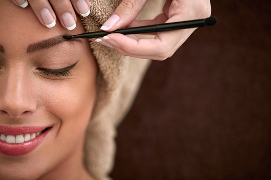 وصفات طبيعية لتنعيم شعر الحاجبين