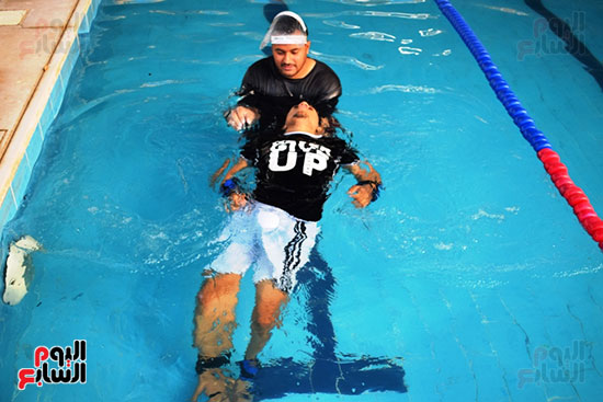 البطل الأقصرى أسامة أحمد يتدرب على السباحة للوصول لحلم العالمية (17)
