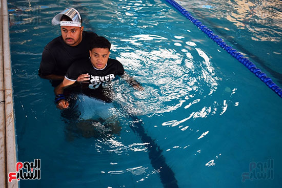 البطل الأقصرى أسامة أحمد يتدرب على السباحة للوصول لحلم العالمية (21)